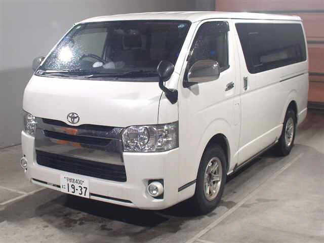 TOYOTA HIACE — фото