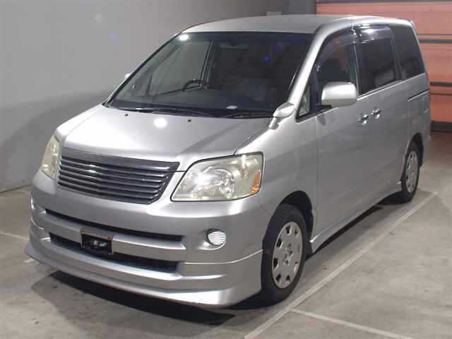 TOYOTA NOAH — фото