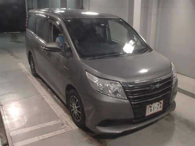 TOYOTA NOAH — фото