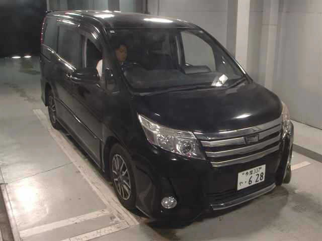 TOYOTA NOAH — фото