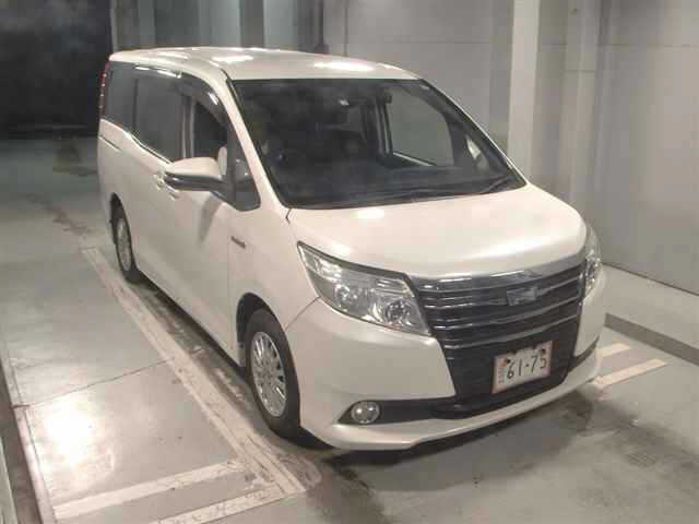 TOYOTA NOAH — фото