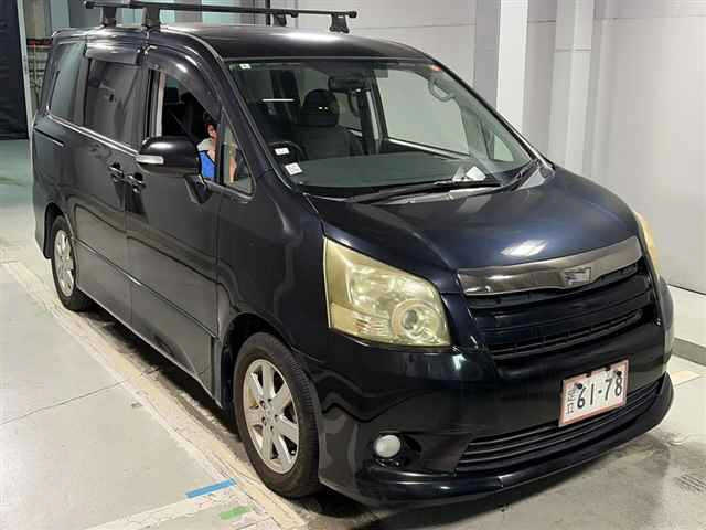 TOYOTA NOAH — фото