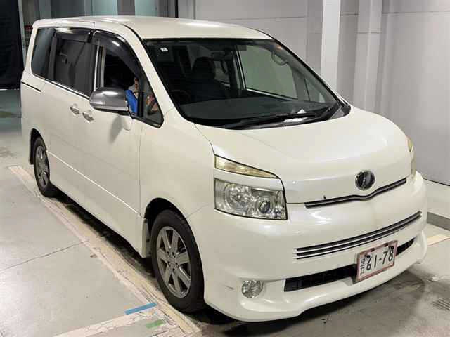 TOYOTA VOXY — фото