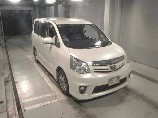 TOYOTA NOAH — фото