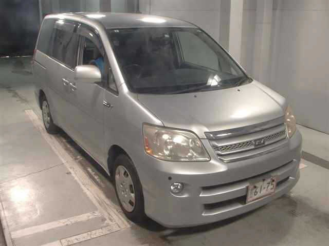 TOYOTA NOAH — фото