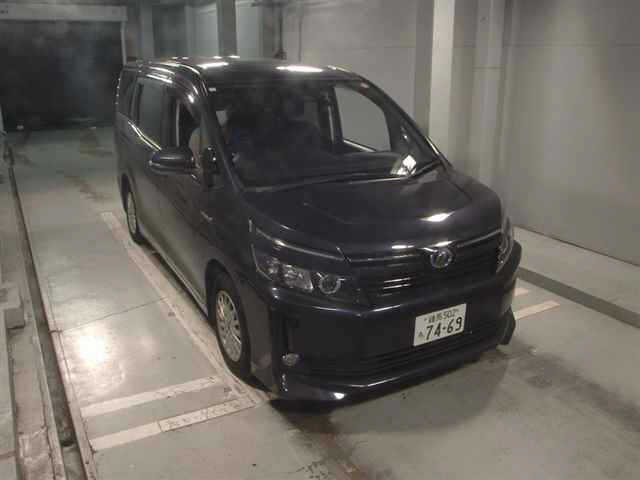 TOYOTA VOXY — фото