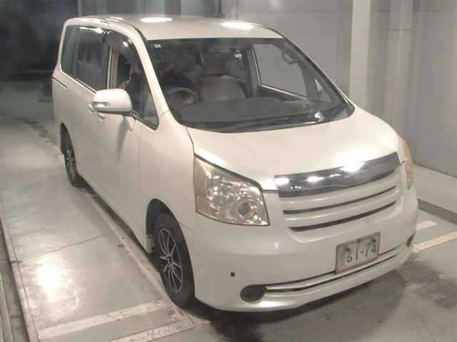 TOYOTA NOAH — фото