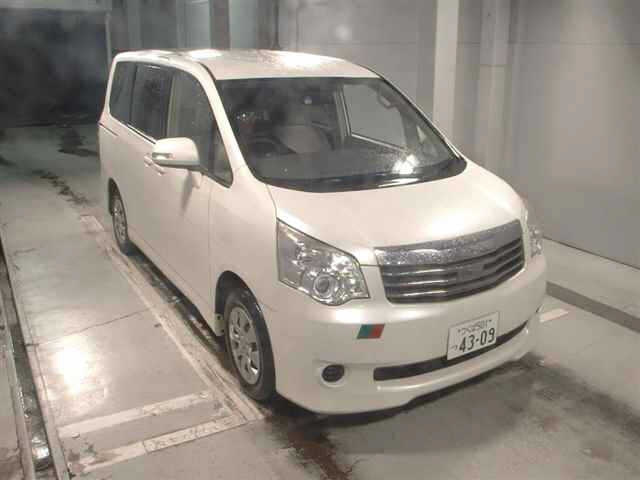 TOYOTA NOAH — фото