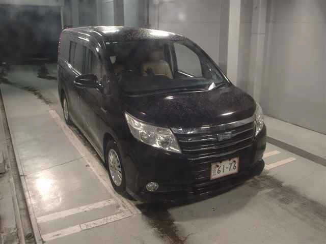 TOYOTA NOAH — фото