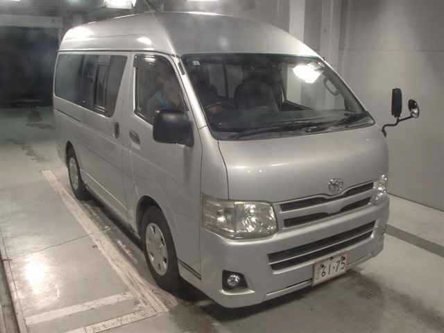 TOYOTA HIACE — фото