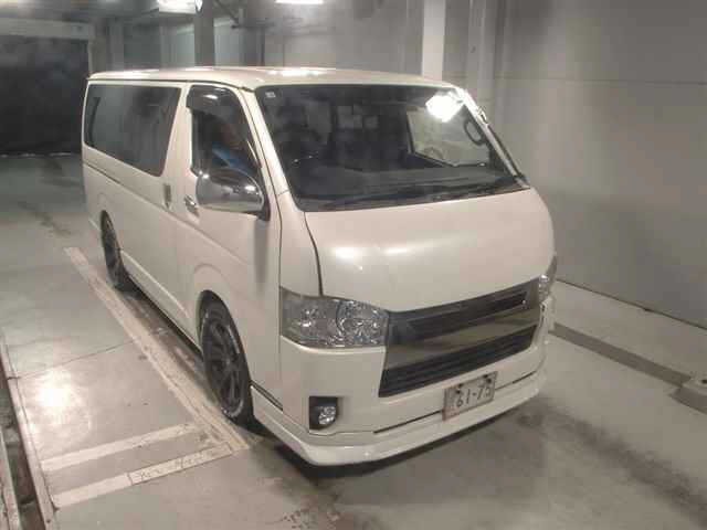 TOYOTA HIACE — фото
