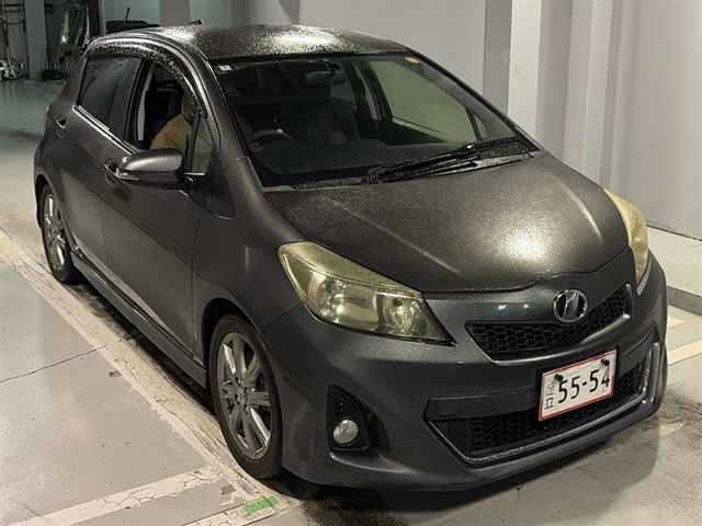TOYOTA VITZ — фото