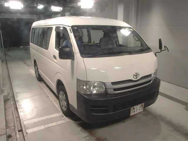 TOYOTA HIACE — фото