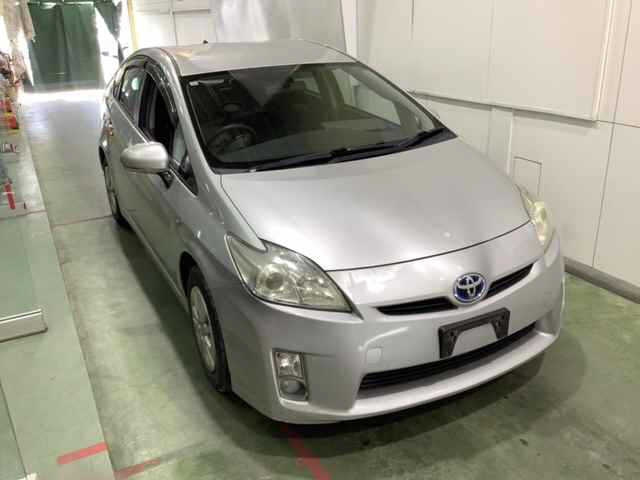 TOYOTA PRIUS — фото