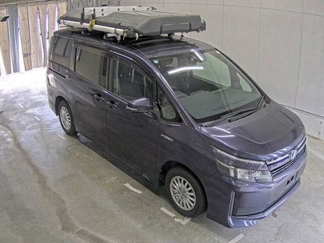 TOYOTA VOXY — фото