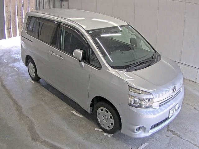 TOYOTA VOXY — фото