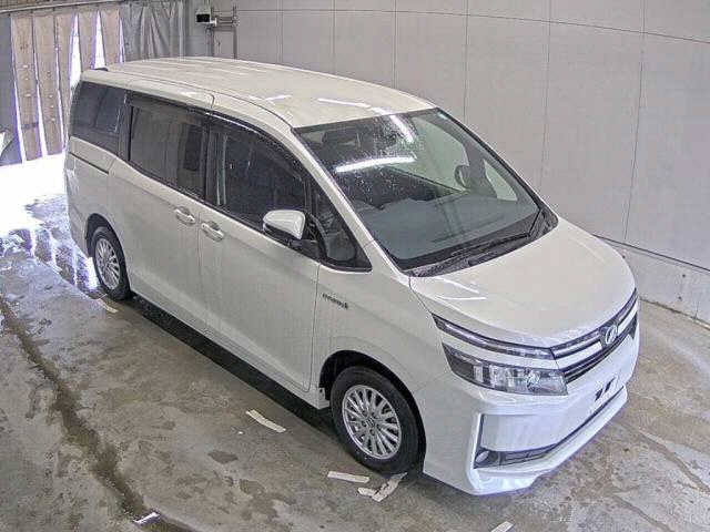 TOYOTA VOXY — фото