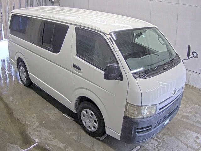 TOYOTA HIACE — фото