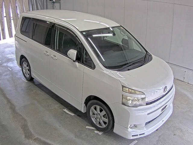 TOYOTA VOXY — фото