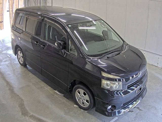 TOYOTA VOXY — фото