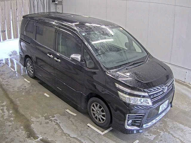 TOYOTA VOXY — фото