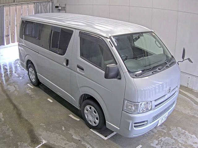 TOYOTA HIACE — фото