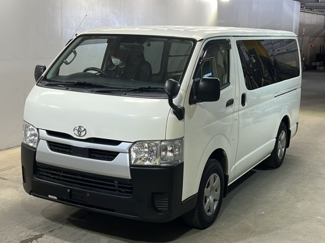 TOYOTA HIACE — фото