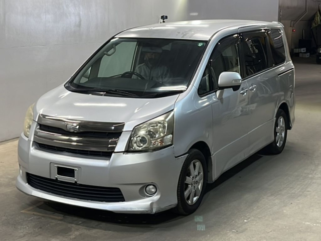TOYOTA NOAH — фото