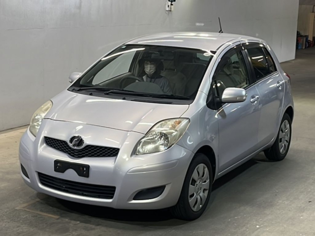 TOYOTA VITZ — фото