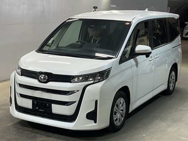 TOYOTA NOAH — фото