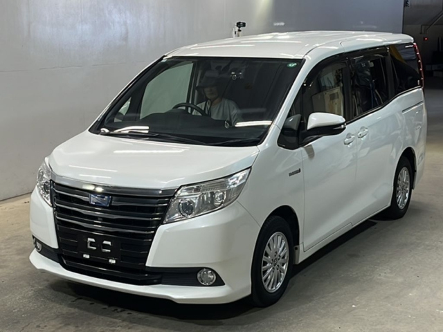 TOYOTA NOAH — фото