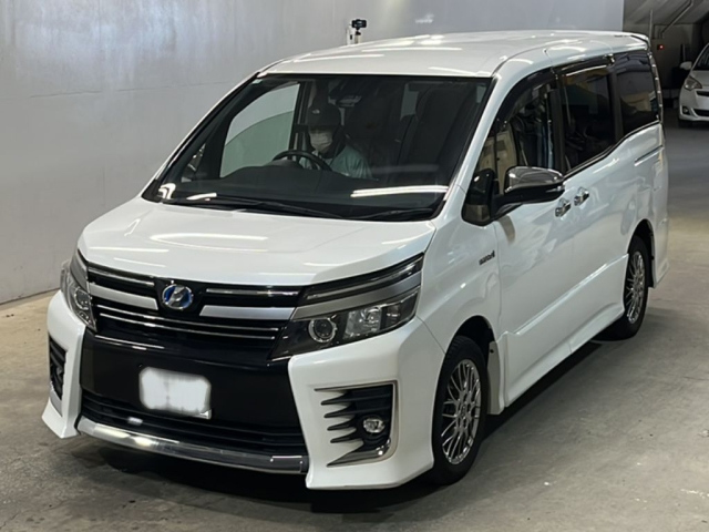 TOYOTA VOXY — фото