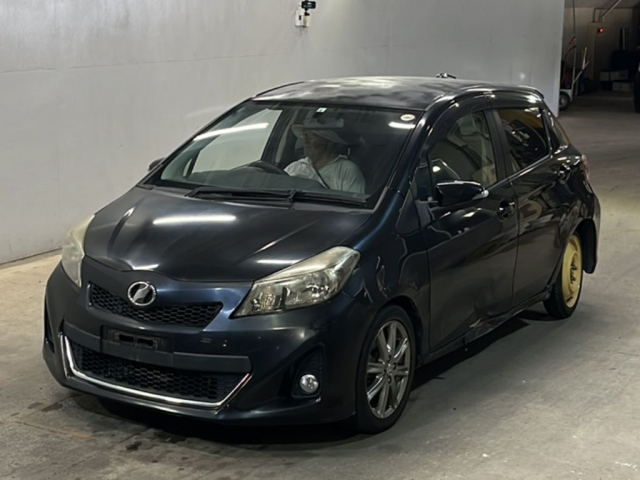 TOYOTA VITZ — фото