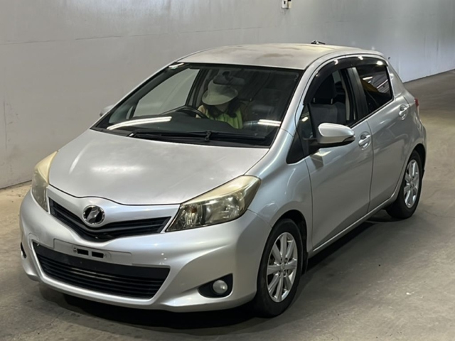 TOYOTA VITZ — фото