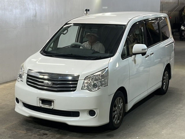 TOYOTA NOAH — фото