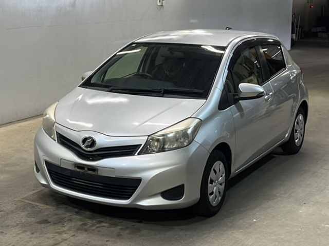 TOYOTA VITZ — фото