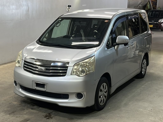 TOYOTA NOAH — фото