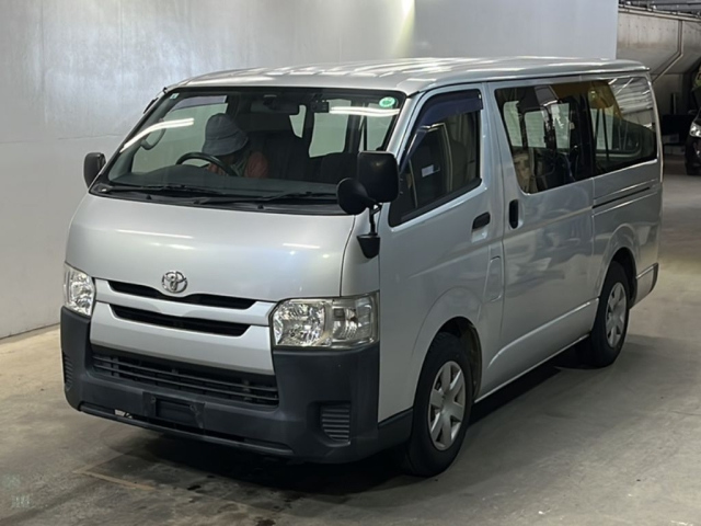 TOYOTA HIACE — фото