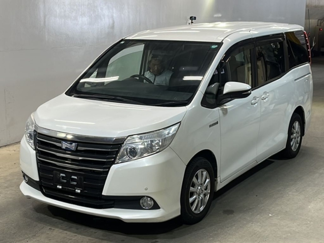 TOYOTA NOAH — фото