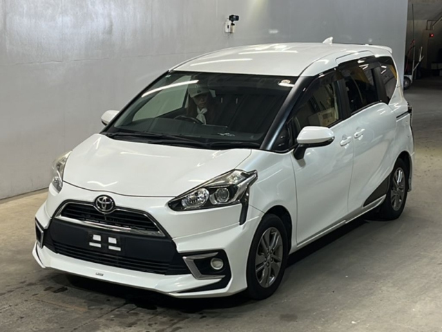 TOYOTA SIENTA — фото