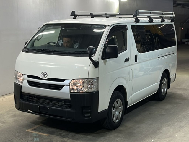 TOYOTA HIACE — фото