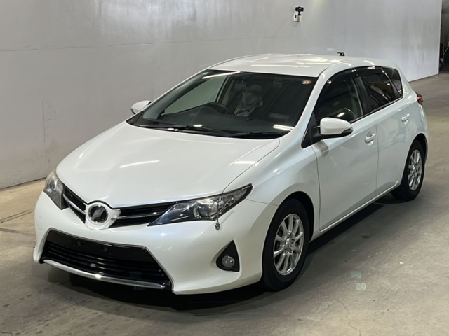 TOYOTA AURIS — фото