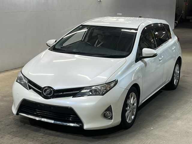 TOYOTA AURIS — фото
