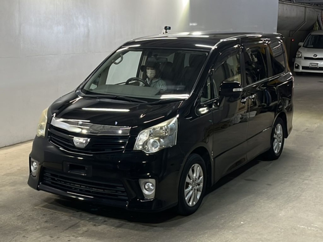 TOYOTA NOAH — фото