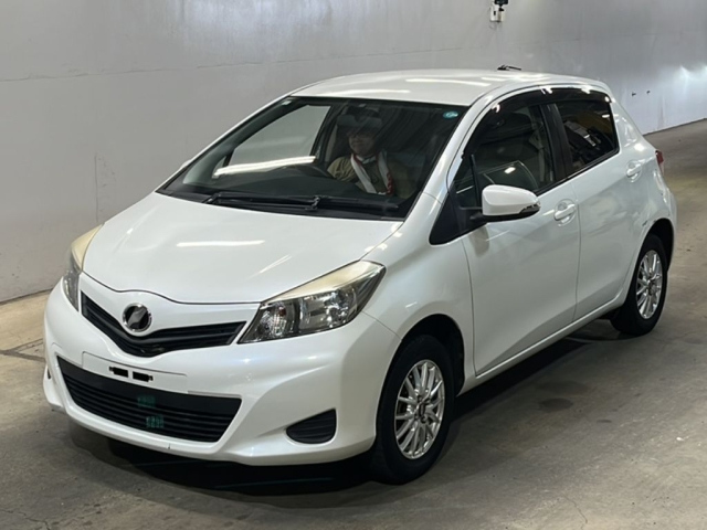TOYOTA VITZ — фото