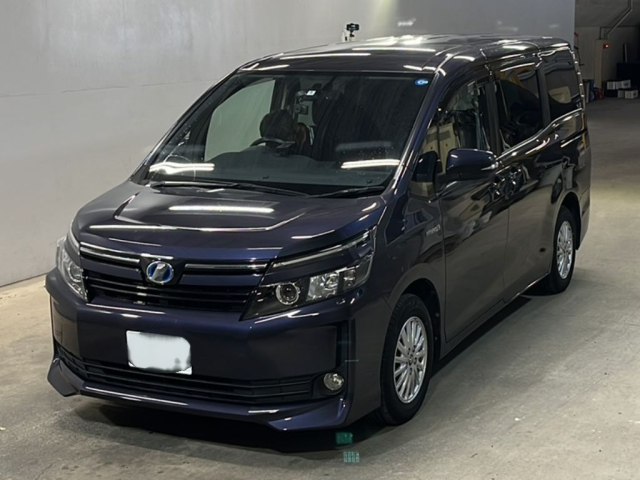 TOYOTA VOXY — фото