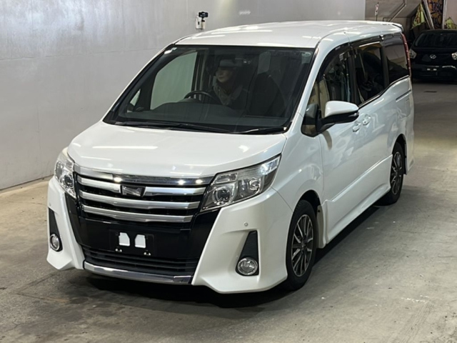 TOYOTA NOAH — фото