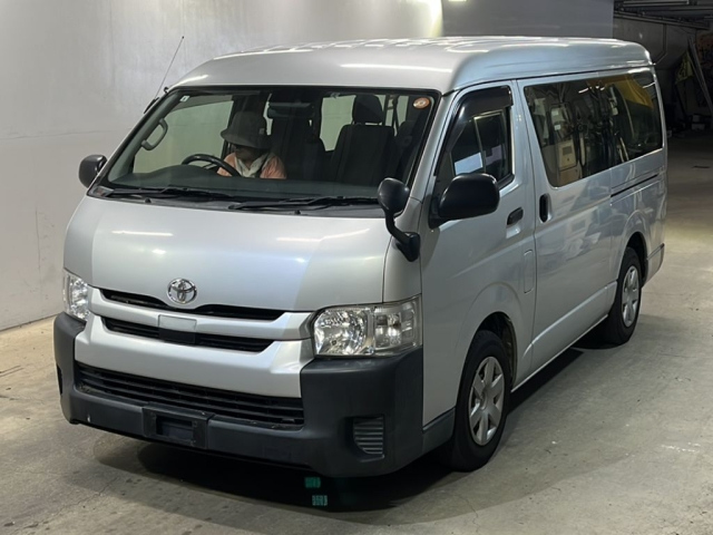 TOYOTA HIACE — фото