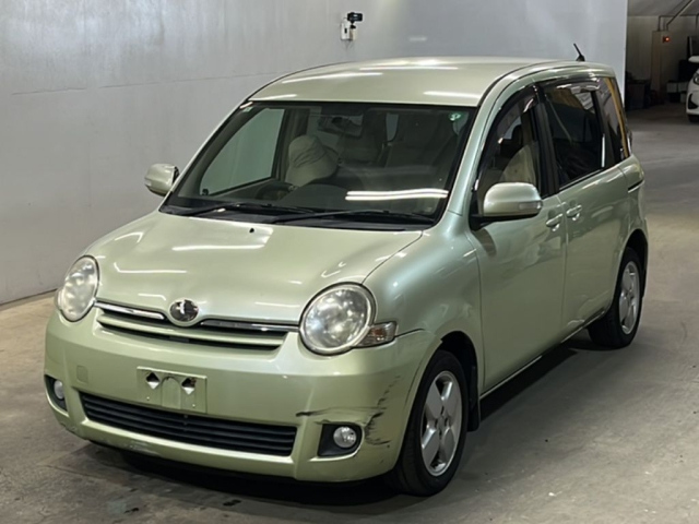 TOYOTA SIENTA — фото