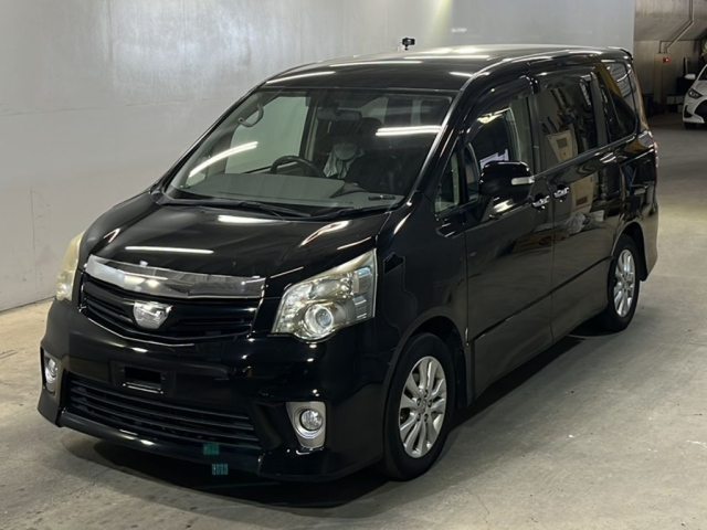 TOYOTA NOAH — фото